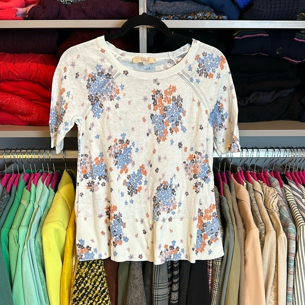 Loft white with orange/blue flowers short sleeve scoop neck sweater top size XS​